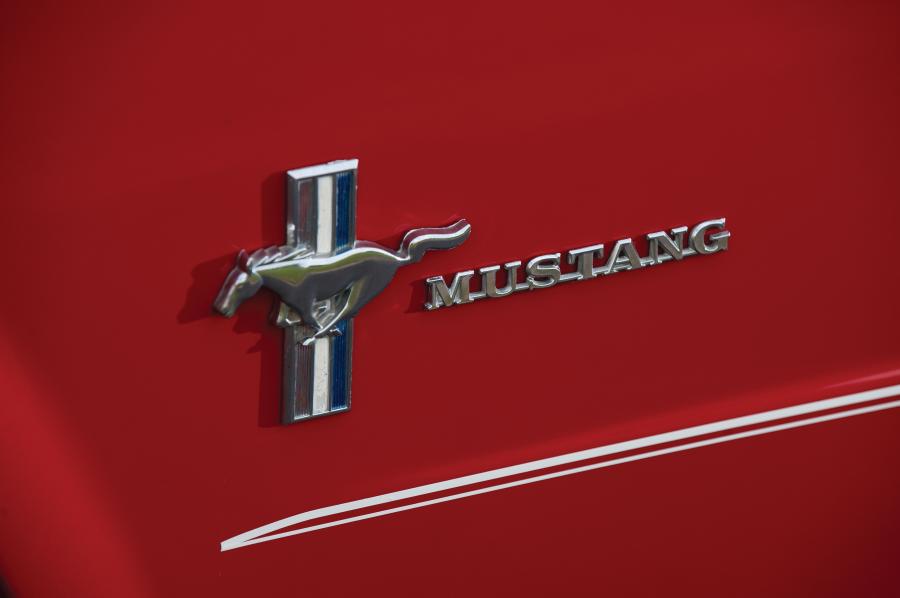 Логотип Ford Mustang Convertible 1965 года  (фото 26 из 76)